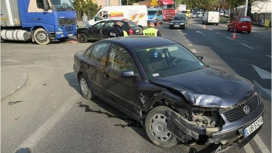 Ul. Krochmalna: Zderzenie volkswagena i audi. Duże utrudnienia w ruchu (wideo)