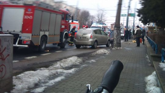 Ul. Kunickiego: Samochód wjechał w grupę ludzi na przystanku