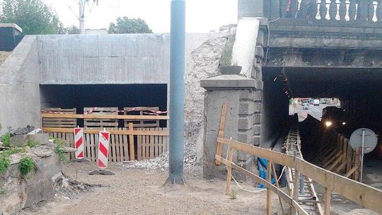 Ul. Kunickiego: Tunel posprzątali... młotkiem