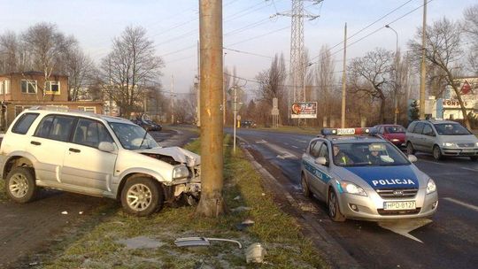 Ul. Nałęczowska: Samochód wjechał w słup