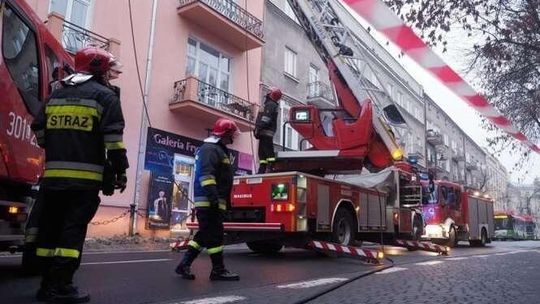 Ul. Narutowicza była zamknięta w obu kierunkach. Pożar sadzy w kominie kamienicy