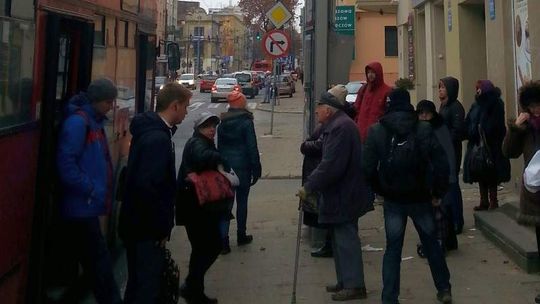 Ul. Narutowicza: Chcą zwęzić chodnik i zrobić zatokę. "To nielogiczne"