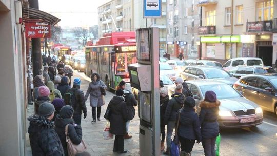 Ul. Narutowicza: Miasto chce zwęzić chodnik. Piesi aktywiści protestują