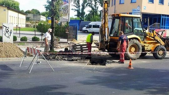 Ul. Nowy Świat: Awaria wodociągowa. Trzeba było ciąć nowy asfalt