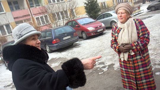 Ul. Okrzei w Lublinie: Parking przy piaskownicy