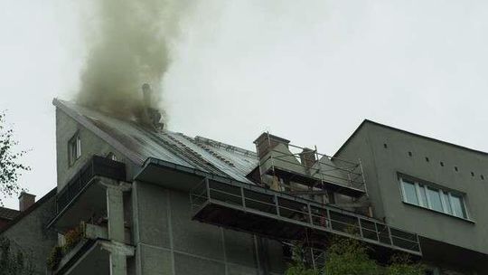 Ul. Oratoryjna: Palił się dach budynku i mieszkanie. 6 osób ewakuowano [zdjęcia, wideo]