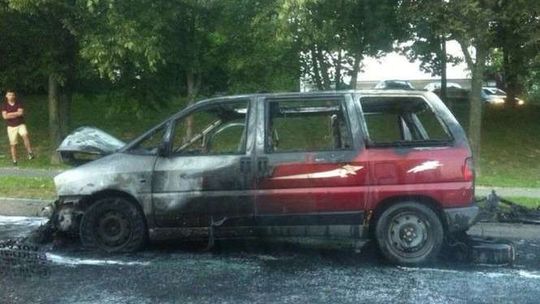 Ul. Orkana: Samochód spłonął na drodze