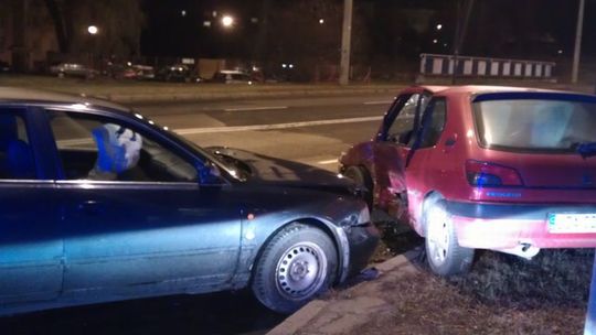 Ul. Orkana: Zderzenie audi i peugeota. Dwie osoby w szpitalu