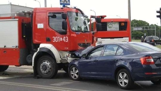 Ul. Prusa: Wóz strażacki jechał do kolizji. Uderzył w niego samochód