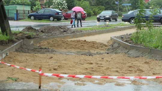 Ul. Romanowskiego: Chodnik ugrzązł w nieporozumieniach
