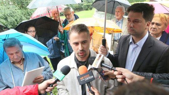 Ul. Spadochroniarzy: Protestują przeciwko budowie sklepu na skwerze. "Nie chcemy ściany przed balkonami"