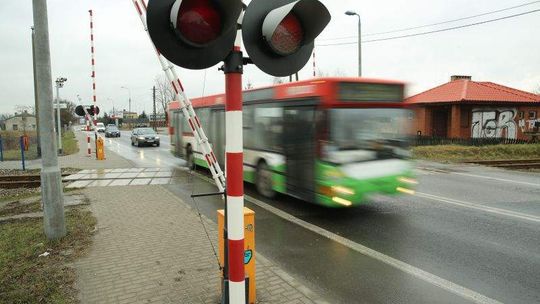 Ul. Turystyczna: Awaria rogatek. Samochody stały, pociąg nie jechał