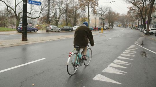 Ul. Zamojska: Wąska jezdnia, szerokie chodniki?