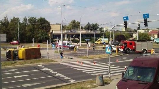  Ul. Zana: Zderzenie aut. Samochód wywrócił się na bok