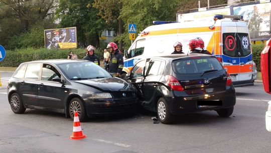 Ul. Zana: Zderzenie dwóch aut koło galerii handlowej
