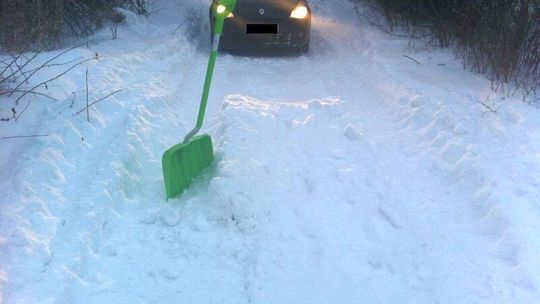 Ul. Zelwerowicza: Pułapka na kierowców. Wielkie pryzmy śniegu na drodze