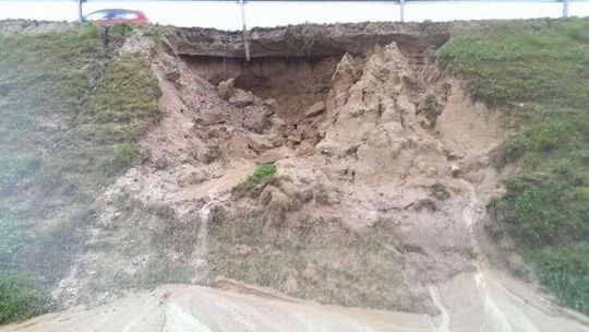 Ulewa podmyła skarpę na nowej drodze. Zdjęcia od Czytelnika