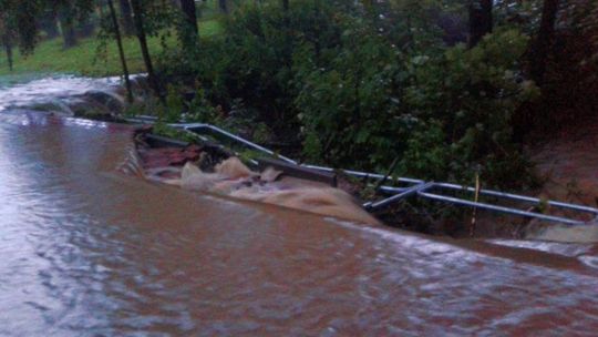 Ulewa w powiecie janowskim. Zniszczone drogi i zalane budynki (zdjęcia)