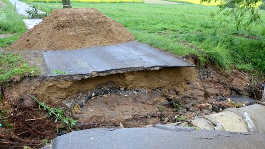 Ulewa zmyła asfalt. Droga nieprzejezdna [zdjęcia]