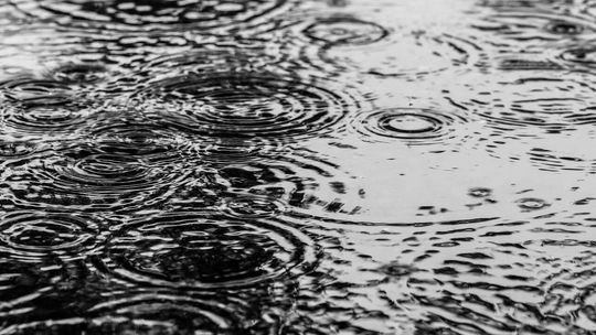 Ulewny deszcz i miejscami burze. IMGW ostrzega także przed podtopieniami