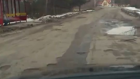 Ulica Moniuszki w Biłgoraju. Dziura na dziurze (wideo)