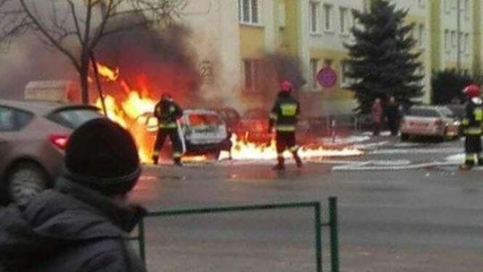 Ulica w ogniu. Auto płonęło jak pochodnia [zdjęcia]