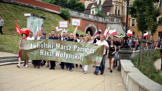 Ulicami Lublina przeszedł Marsz Pamięci Rzezi Wołyńskiej. "Milczenie zadumy"
