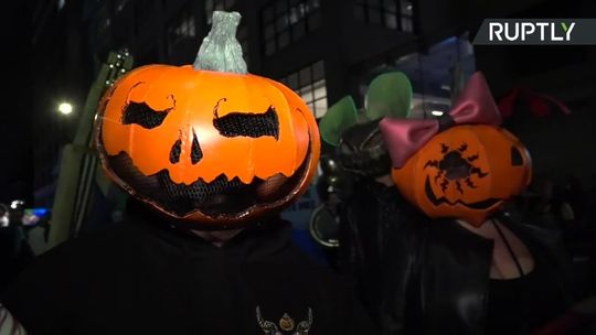 Ulicami przeszły postaci z horrorów oraz z serialu "Squid Game"