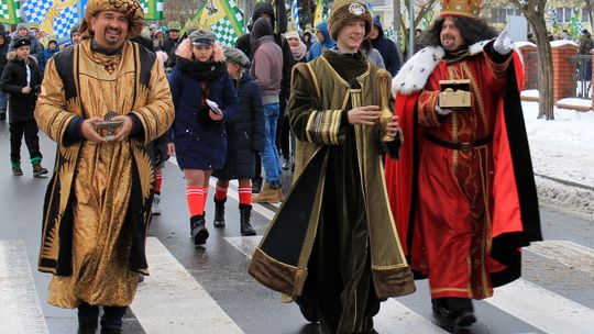 Ulicami Puław przeszedł Orszak Trzech Króli. Już wiadomo, dlaczego w tym roku wyglądał inaczej [zdjęcia, wideo]