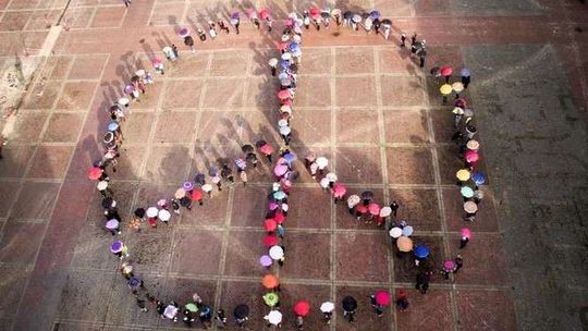 Ułożyli pacyfkę na Rynku Wielkim w Zamościu. Happening uczniów