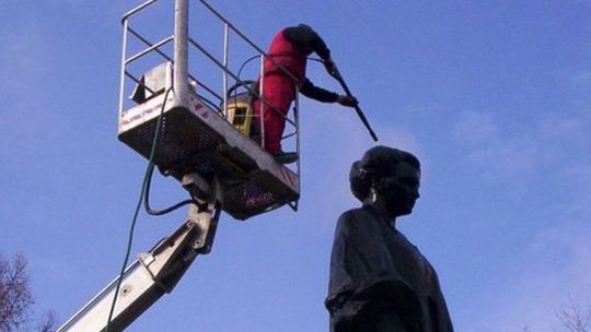 UMCS: Patronka uczelni \"w kąpieli\"