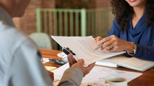 Umowa na usługę – co powinna zawierać, aby chronić obie strony?