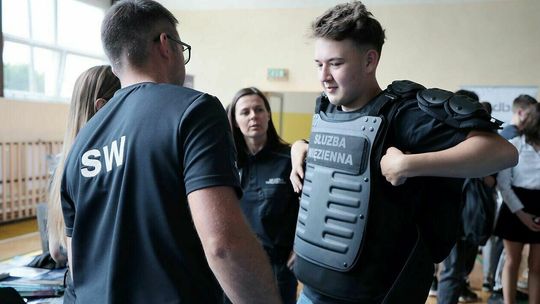 Umowa podczas targów pracy. Kolejowa spółka nagrodzi stypendiami