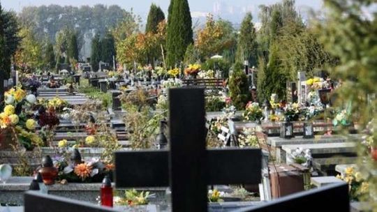 Umyją nagrobek, zapalą znicz. Firmy opiekujące się grobami nie narzekają na brak zleceń
