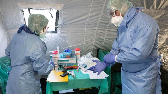 Unia Europejska kupuje maseczki i kombinezony dla państw członkowskich, ale Polska nie skorzysta