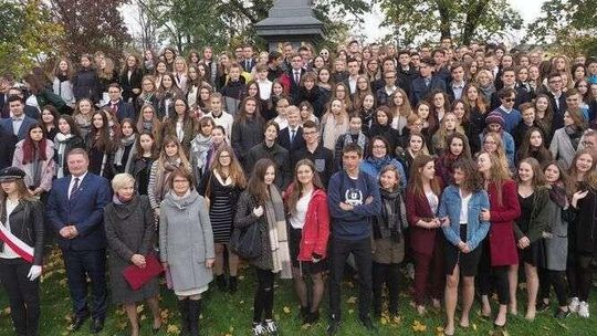 Unia świętuje. Grupowe zdjęcie uczniów III LO w Lublinie