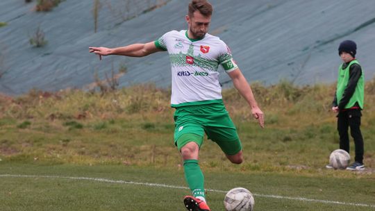 Unia Tarnów – Orlęta Spomlek 1:0. Raz na wodzie, raz w śniegu i na lodzie