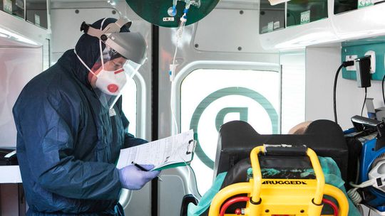 Unijna agencja: Polska jednym z czterech państw UE, gdzie pandemia nie słabnie