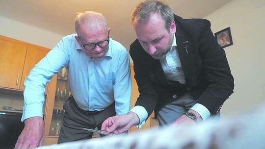 Unikalne wojenne zdjęcia z Warszawy odnalezione pod Lubartowem wróciły do stolicy