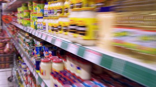 UOKiK: Uważajmy, co kupujemy przed świętami w sklepach