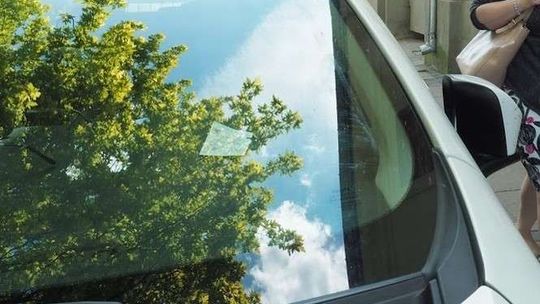 Upał, a w samochodzie dziecko. Straż Miejska podpowiada co trzeba zrobić