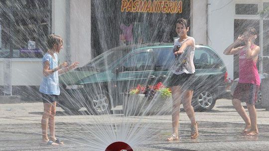 Upał nie odpuszcza. W Kraśniku ustawiono kurtynę wodną