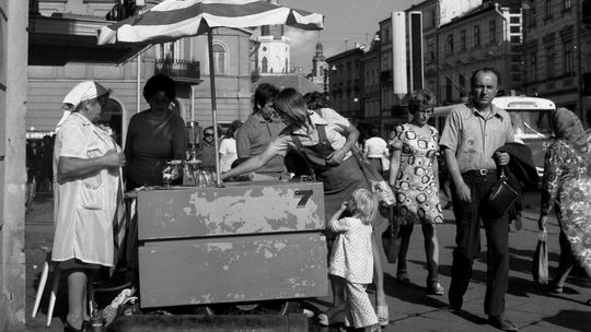 Upalny dzień w PRL. Dla ochłody napój dla imperialistów czy syfon z wodą sodową?