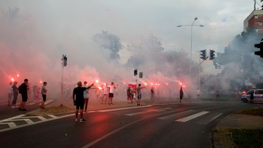 Upamiętnią godzinę "W". Syreny, race w centrum i patriotyczny koncert przy pałacu