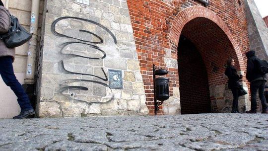 Upił się i pomalował Bramę Krakowską