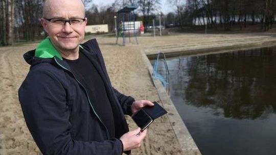 Uratował mężczyznę tonącego w samochodzie nad zalewem. To cud, że nikomu nic się nie stało