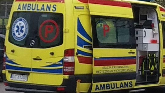 Uratowali bezdomnego przed zamarznięciem. Chciał spać we wraku wagonu