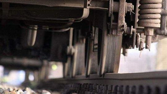 Uratowali ją przed śmiercią pod kołami pociągu