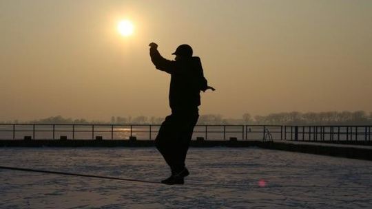 Urban highline: Chodzenie po linie nad zalewem (wideo)