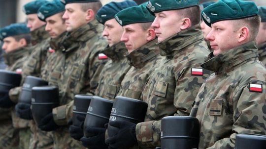 Urny z ziemią z pól bitew złożone na placu Litewskim (wideo)